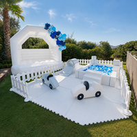 Équipement de jeu souple commercial blanc avec fosse à balles en mousse, rampe de grimpée et château gonflable pour aires de jeux intérieures et locations de fêtes d'anniversaire