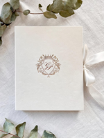 Boîte d'invitation en velours pour mariage à destination, invitation en acrylique avec lieu personnalisé en aquarelle et monogramme/logo de mariage