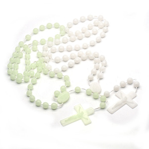 Venta al por mayor Cruz religiosa Rosario collar Iglesia regalos baratos 8mm luminoso Nightlight Beads Cruz Jesús Collar para jesuitas - Product Image 1