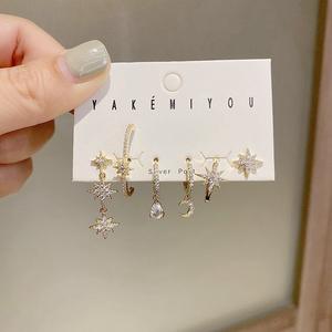 ट्रेंडी क्रेसेंट सन और मून जिरकॉन ईयररिंग्स ने 925 के चांदी के स्टड इयररिंग्स के साथ हाइपोएलर्जेनिक धातुओं को तैयार किया है। - Product Image 6