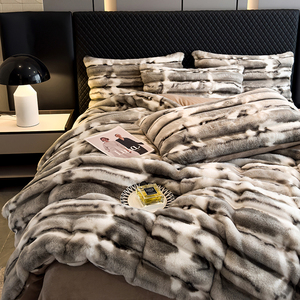 Bộ chăn ga gối đệm lông nhung giả thỏ mềm mại ấm áp cao cấp, họa tiết sọc, dành cho giường Queen/King, 4 món - Product Image 2