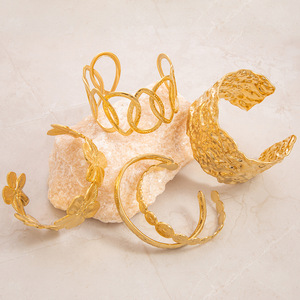 กำไลข้อมือลายดอกไม้ผีเสื้อฉลุลาย ชุบทอง 18K สแตนเลสสตีล สไตล์วินเทจ ของขวัญเครื่องประดับสำหรับผู้หญิง - Product Image 1