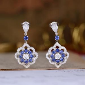 Boucles d'oreilles clous rondes en zircon synthétique bleu, design romantique, plaqué or sur argent sterling fin, bijoux unisexe, prêtes à être expédiées - Product Image 2