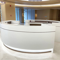 Bureau de réception rond moderne personnalisé en Corian avec éclairage LED et finition métallique pour postes d'infirmières d'hôpitaux et d'hôtels