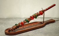 Plateau créatif pour barbecue américain, brochettes de viande espagnoles, salami, plateau en bois massif, spécialité hôtelière et de restaurant, support à brochettes