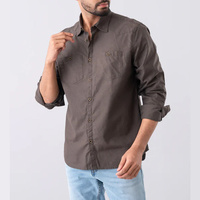 Chemise décontractée pour homme coupe oversize avec épaules tombantes et manches longues pour un style streetwear contemporain et un look superposé