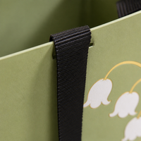 Sac cadeau personnalisé avec logo, motif fleur verte, impression muguet, ruban doré, poignée, emballage pour bouquet, fleuriste, vente au détail