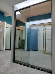 Accessoires en verre d'hôtel portes de placard pliantes en aluminium moderne armoire miroir argentée - Product Image 4