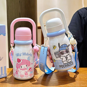 Botella de agua aislada Sanrio Cinnamoroll y Kuromi de 610 ml, reutilizable con correa para niños y estudiantes - Product Image 4