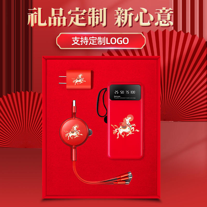 ชุดสามชิ้น: พาวเวอร์แบงค์, สายชาร์จข้อมูล 3-in-1, และอะแดปเตอร์ชาร์จ