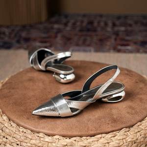 Sandalias de Tacón Bajo con Punta en Pico Estilo Francés Tiyo para Mujer, Color Champán, Dorado, Plateado, Negro, Rojo, Cierre de Hebilla, Adorno de Cuentas, Parte Superior de PU - Product Image 5