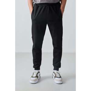 Pantalon de survêtement noir pour homme, taille élastique, coupe standard, tissu respirant décontracté - Product Image 2