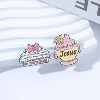 Broche émaillée « La vie est plus douce avec Jésus » – Foi chrétienne, Nœud papillon, Croix, Elle rit sans crainte du futur – Bijou