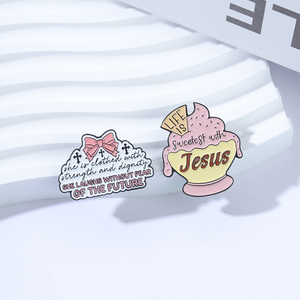 Broche émaillée « La vie est plus douce avec Jésus » – Foi chrétienne, Nœud papillon, Croix, Elle rit sans crainte du <span class=keywords><strong>futur</strong></span> – Bijou - Product Image 3