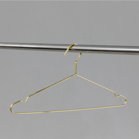 Cintre de luxe en métal doré avec encoches pour les épaules, cintre antidérapant en fil métallique pour l'affichage en boutique de vêtements