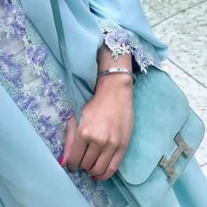 Abaya de Lujo con Encaje Bordado para Mujer, Modelo L-340 Dubai, Cuello Abierto, Vestido Musulmán para Oración, Material Nida, con Cinturón, Vestido Mediano - Product Image 3