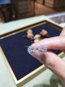 Boucles d'oreilles clous en moissanite plaquées or, rondes, transparentes, 0,5 carat, 5 mm - Product Image 3