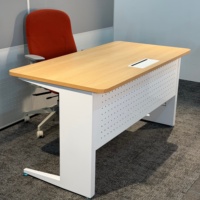 Châssis de table de formation éducative polyvalente équipé d'un canal de câblage et d'un panneau de confidentialité pour les bureaux des salles informatiques des étudiants