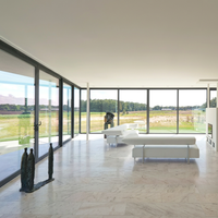 Porte coulissante en aluminium à rupture de pont thermique au design élégant, fiche technique des couleurs pour villa vue mer et maison en bord de mer