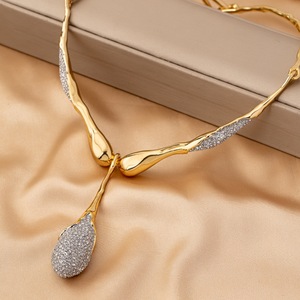 Collana Girocollo di Lusso di Alta Qualità a Forma di Y Massiccia Placcata in Oro Fuso con Cristallo a Goccia Gioiello Unico per Feste di Matrimonio - Product Image 4