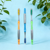Brosse à dents en plastique colorée antidérapante pour adultes, vente en gros, brosse à dents pour le nettoyage buccal avec nettoyeur de langue