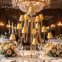 Candélabre en métal à 13 bras avec abat-jour de couleur personnalisée pour les centres de table de réception de mariage