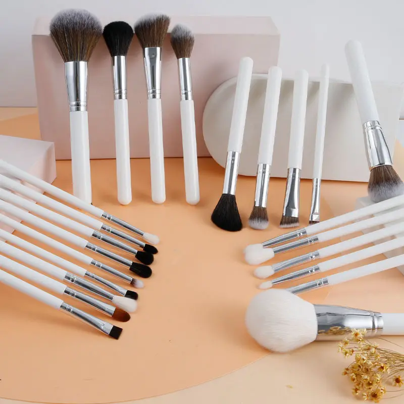 Pinceaux de maquillage avec manche en bois blanc, outil de beauté multifonctionnel, ensemble de poils d'animaux de qualité supérieure, brosse pour poudre libre, 24 pièces/ensemble