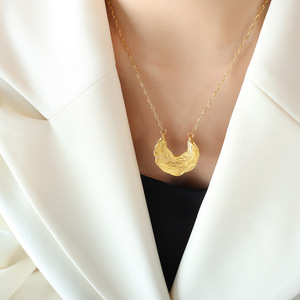 <span class=keywords><strong>Collier</strong></span> ras de cou Joolim Jewelry en or 18 carats plaqué or, avec pendentif en forme de <span class=keywords><strong>C</strong></span>, bande épaisse martelée irrégulière - Product Image 2