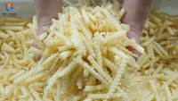 Automatische machine voor het schillen, wassen en snijden van verse aardappelen, productielijn voor frieten of gegolfde verse aardappelproductie