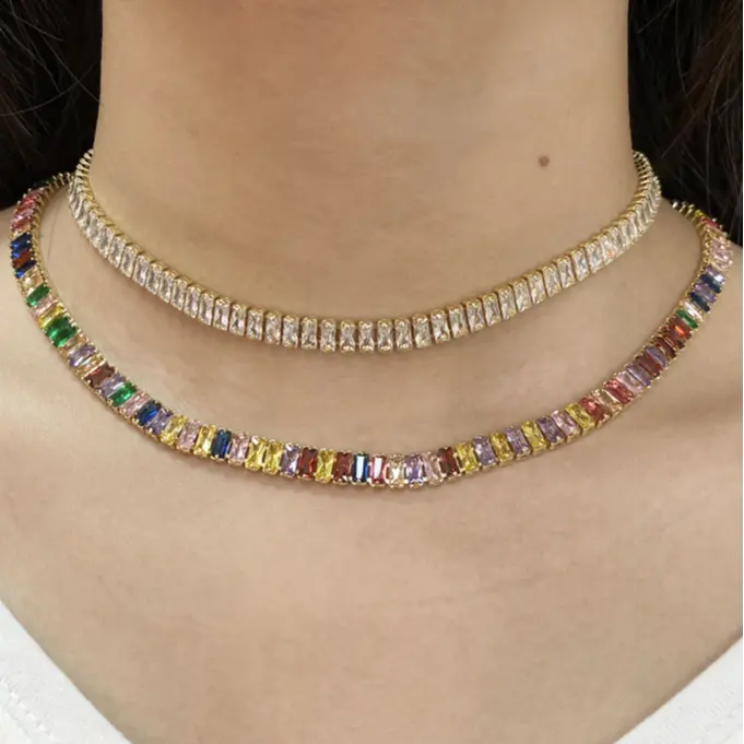 Vente en gros et au détail, collier carré tridimensionnel brillant et coloré avec micro diamants en cristal et cuivre