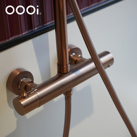 Ensemble de douche thermostatique moderne plaqué or avec mitigeur à double poignée, eau chaude et froide, douche pluie