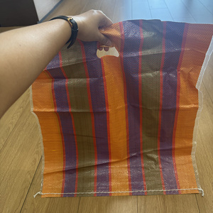 Bolsas de Compras Personalizadas de Polipropileno Tejido, Laminadas, con Diseño de Franjas Coloridas para el Mercado de Senegal, Costa de Marfil, Mali y Burkina Faso - Product Image 3
