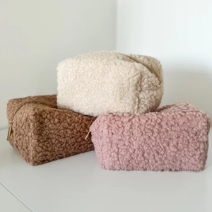 Bolsa de cosméticos de lana de cordero, éxito de ventas transfronterizo, bolsa de almacenamiento para cosméticos de viaje y artículos pequeños, gran capacidad, lana de peluche. - Product Image 1