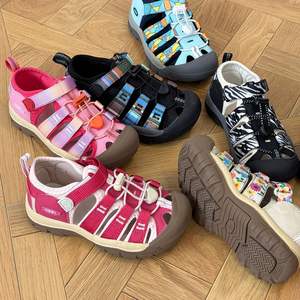Sandales d'été pour enfants, nouveau style, fermeture Velcro, color block, 2025, chaussures d'extérieur à bout fermé pour garçons et filles, protection des orteils - Product Image 3