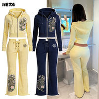 Ensemble tendance streetwear 2026 pour femme : veste à capuche à lacets et pantalon évasé avec logo personnalisé, en coton et élasthanne, tenue décontractée d'automne