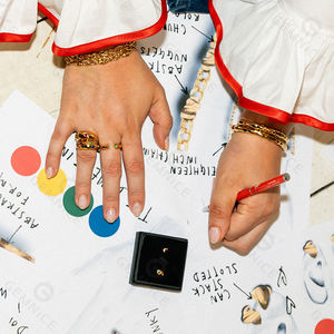 Anello Aperto Impilabile Gemnel Design Moderno in Argento Sterling 925 Placcato Oro 18K con Zirconi Cubici Blu e Verdi - Product Image 4