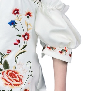 Vestido Mini de Verano OEM para Mujer, Personalizado, con Bordado Floral, Hombros Descubiertos y Recortes - Product Image 2