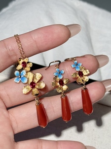 Conjunto de joyería UM Jewelry 925 Sliver Ruby Glow y ágata roja Kingfisher y piedras preciosas de color rojo rubí cultivadas en laboratorio (pendientes + colgante) - Product Image 1