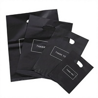 Sac cadeau en plastique noir à poignée longue, à quatre doigts, en HDPE, pour l'emballage de vêtements