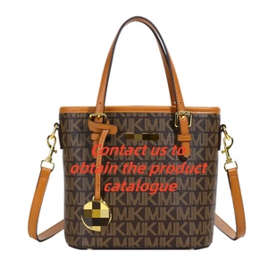 奢华设计师字母组合手提包高端单肩斜挎包大容量商务休闲，由高品质聚氨酯制成 - Product Image 1