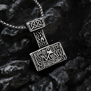 จี้สร้อยคอรูปค้อนธอร์สไตล์ไวกิ้งทำจากสแตนเลสสตีล ของขวัญเครื่องประดับสไตล์นอร์ดิกวินเทจสำหรับผู้ชาย เหมาะสำหรับใส่คู่กับเสื้อผ้า - Product Image 2