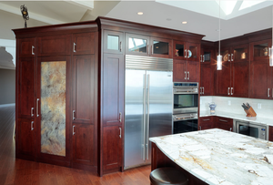 خزائن مطبخ فاخرة كلاسيكية باللون الأحمر الكرزي مع أبواب شاكر خالدة وجزيرة كبيرة - Product Image 5