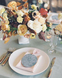 शादी की पार्टी अतिथि ओवल मेनू sage मखमली पुष्प पैटर्न और मोनोग्राम ब्लाइंड भ्रूण शादी मेनू कार्ड रिबन के साथ - Product Image 2