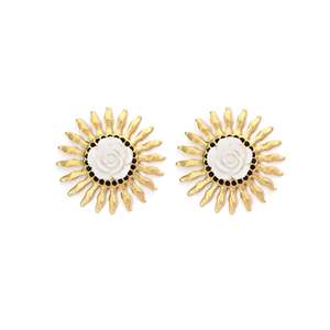 Boucles d'oreilles clous vintage plaquées or, motif floral, en alliage de zinc - Product Image 1