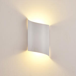 Lampada da Parete LED per Esterni, Illuminazione Paesaggistica Impermeabile per Villa, Design a Doppia Testa Su/Giù - Product Image 6