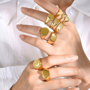 Venta al por mayor de moda, anillos de acero inoxidable chapados en <span class=keywords><strong>oro</strong></span> de 18 quilates, anillos impermeables en forma de corazón, anillos de <span class=keywords><strong>sello</strong></span> para niñas y mujeres - Product Image 1
