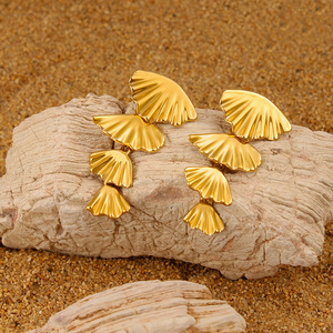 Boucles d'oreilles pendantes classiques pour femme, en forme de coquillage et pompon, étanches, en acier inoxydable plaqué or 18 carats, inaltérables, pour fêtes et plage - Product Image 3