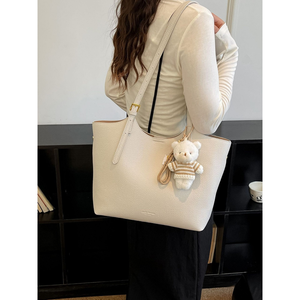 Sac fourre-tout décontracté en cuir PU imperméable pour femme avec fermeture éclair, grande capacité, sac à bandoulière, sac à main quotidien pour le shopping, avec breloque ours en peluche - Product Image 2