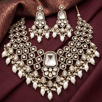Parure élégante et tendance en alliage avec pendentif imitation Kundan, perles blanches et boucles d'oreilles assorties pour mariages indiens