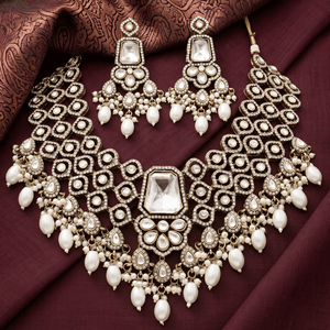 Parure élégante et tendance en alliage avec pendentif imitation Kundan, perles blanches et boucles d'oreilles assorties pour mariages indiens - Product Image 1